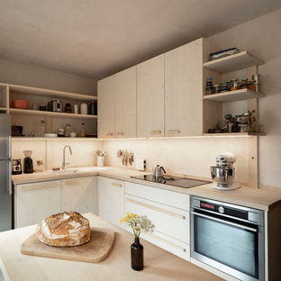 Geschlossene, Kleine Moderne Küche ohne Insel in L-Form mit Einbauwaschbecken, flächenbündigen Schrankfronten, hellen Holzschränken, Arbeitsplatte aus Holz, Küchengeräten aus Edelstahl, Linoleum und grauem Boden in Köln