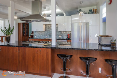 Kitchen - modern kitchen idea in San Francisco