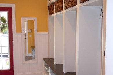 Example of a classic entryway design in Philadelphia