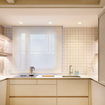 Diseño interior de cocina comedor en tonos claros