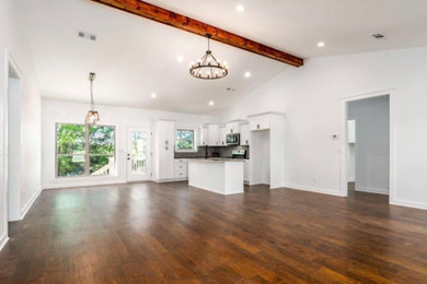 Country home design photo in Little Rock