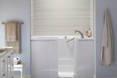 Modelo de cuarto de baño principal tradicional renovado de tamaño medio con bañera empotrada, baldosas y/o azulejos grises, baldosas y/o azulejos de mármol, paredes azules y suelo de mármol