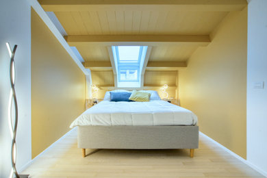 Esempio di una piccola camera da letto con parquet chiaro e soffitto in perlinato