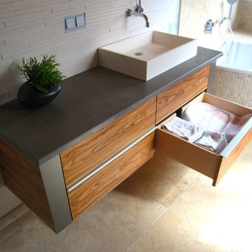 Moderner Badschrank in Olivenholz und Stahllaminat