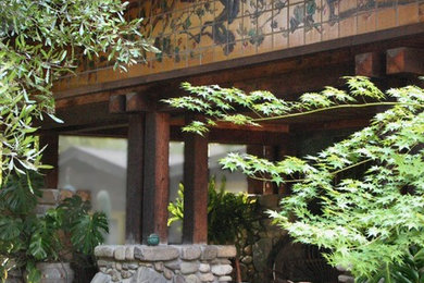 Design ideas for a traditional landscaping in Los Angeles.