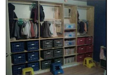 Imagen de armario unisex industrial pequeño con armarios abiertos, puertas de armario de madera clara y suelo de linóleo