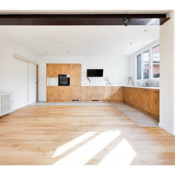 Agencement d'une grande cuisine équipée moderne tendance en L bois et blanche.