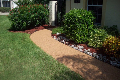 Inspiration for a front yard patio remodel in Tampa