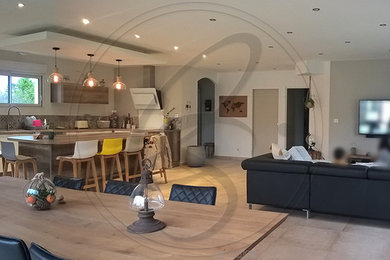 Inspiration pour une grande salle de séjour design ouverte avec un mur beige, un sol en carrelage de céramique, un téléviseur fixé au mur et un sol gris.