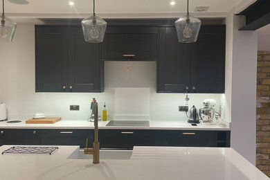 Photo of a medium sized contemporary kitchen.