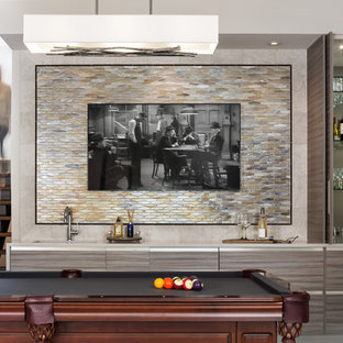 Inspiration för en funkis grå linjär grått hemmabar med vask, med släta luckor, flerfärgad stänkskydd och stänkskydd i mosaik