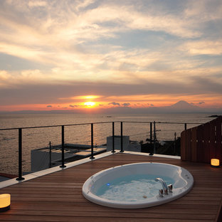 横浜の地中海スタイルのおしゃれな屋上のデッキ (日よけなし) の写真