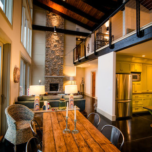 バーミングハムの広いコンテンポラリースタイルのLDKの画像 (ベージュの壁、コンクリートの床、標準型暖炉、レンガの暖炉まわり、黒い床)