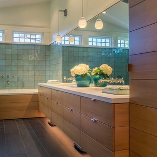Imagen de cuarto de baño principal, bohemio, de tamaño medio, con armarios con paneles lisos, puertas de armario de madera clara, ducha abierta, baldosas y/o azulejos azules, baldosas y/o azulejos de cerámica, paredes blancas, suelo de baldosas de porcelana, lavabo bajoencimera, encimera de cuarzo compacto y bañera encastrada