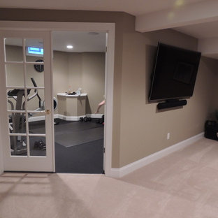 デトロイトの中サイズのトラディショナルスタイルのおしゃれなトレーニングルーム (ベージュの壁、クッションフロア) の写真