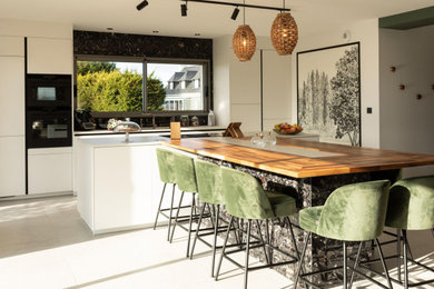 Inspiration pour une cuisine ouverte encastrable et blanche et bois marine en L de taille moyenne avec un évier encastré, un placard à porte plane, des portes de placard blanches, un plan de travail en bois, un sol en carrelage de céramique, une péninsule, un sol beige et un plan de travail marron.