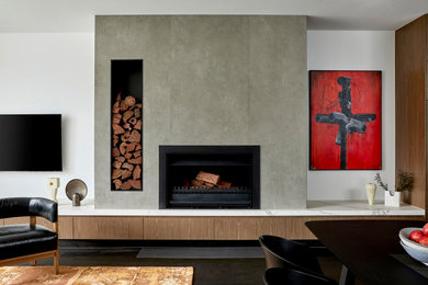 Idée de décoration pour un grand salon design ouvert avec un mur blanc, parquet foncé, une cheminée standard, un manteau de cheminée en béton, un téléviseur fixé au mur et un sol noir.