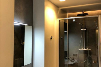 На фото: ванная комната в современном стиле с душем в нише, душевой кабиной и душем с распашными дверями с