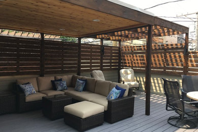 Inspiration for a contemporary deck remodel in Chicago