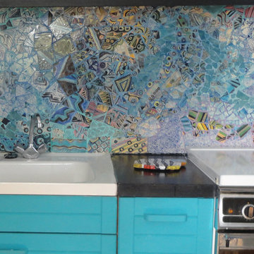 création murale en céramique et poissons dans une cuisine