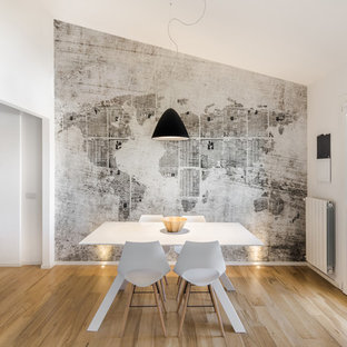 カリアリの中サイズのコンテンポラリースタイルのLDKの画像 (マルチカラーの壁、無垢フローリング、暖炉なし、茶色い床)