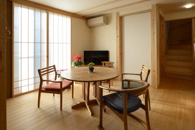 Imagen de salón abierto y blanco moderno pequeño con paredes blancas y vigas vistas