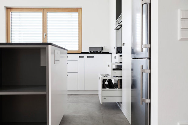 Eine Neubauküche mit geheimer Speisekammer