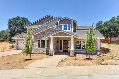 Example of an arts and crafts home design design in Sacramento