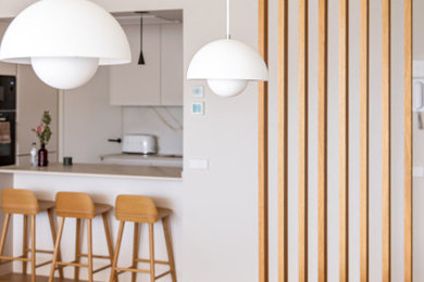 Imagen de comedor contemporáneo grande abierto con paredes beige, suelo de madera en tonos medios y cuadros
