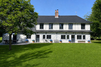 Cette image montre une façade de maison rustique.