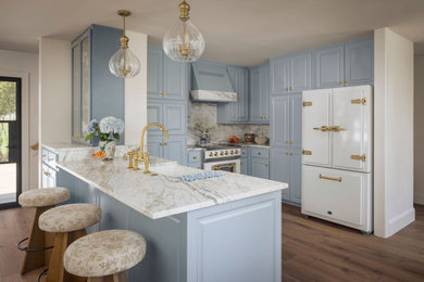 Example of a classic kitchen design in Dallas