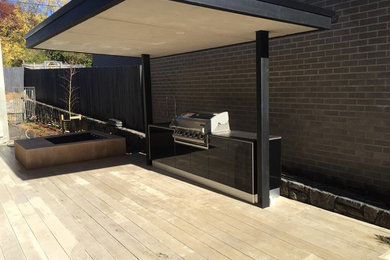 Design ideas for a contemporary deck in Canberra - Queanbeyan.