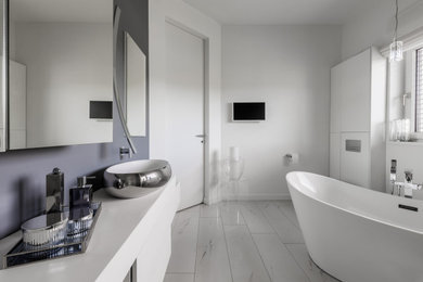 Imagen de cuarto de baño único con bañera exenta, suelo de baldosas de porcelana, encimera de cuarzo compacto, suelo blanco y encimeras blancas