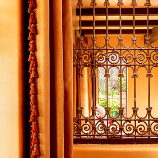 Idéer för små vintage hallar, med mellanmörkt trägolv och orange väggar