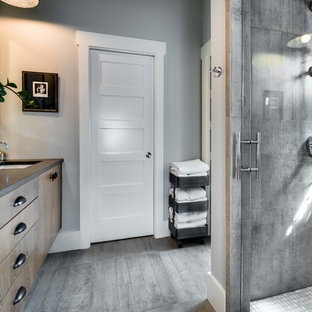 Idee per una stanza da bagno padronale minimalista di medie dimensioni con doccia ad angolo, WC monopezzo, piastrelle grigie, piastrelle di cemento, pareti grigie, pavimento con piastrelle in ceramica e top in pietra calcarea