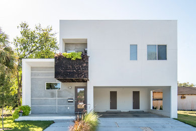 Inspiration for a transitional exterior home remodel in Tampa