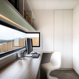 サンシャインコーストの小さいモダンスタイルのおしゃれな書斎 (白い壁、カーペット敷き、造り付け机) の写真