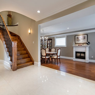 Foto på en mellanstor vintage hall, med beige väggar, klinkergolv i porslin och vitt golv