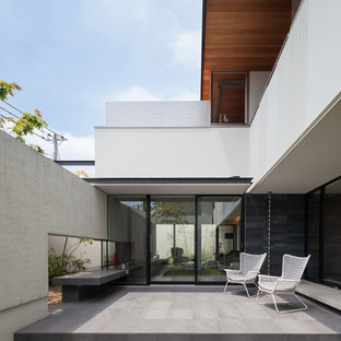 神戸のモダンスタイルのおしゃれな横庭のテラス (天然石敷き、日よけなし) の写真