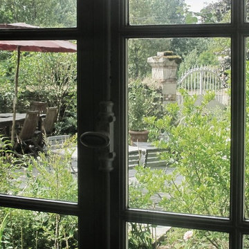 Un jardin sous les arbres