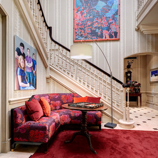 Exempel på en klassisk hall, med flerfärgade väggar