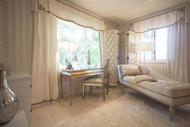 Diseño de dormitorio principal tradicional renovado grande con moqueta, todas las chimeneas, marco de chimenea de ladrillo y suelo beige