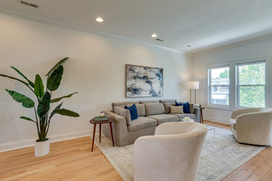 Idee per un soggiorno minimal con pareti beige e pavimento marrone