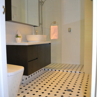 Bäder mit Toilette mit Aufsatzspülkasten und Terrazzo-Waschbecken