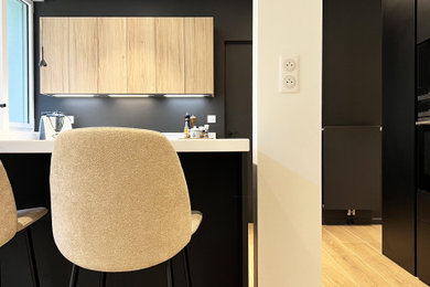 Cette image montre une cuisine design.