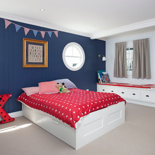 Maritimes Kinderzimmer mit Schlafplatz und bunten Wänden in Brisbane