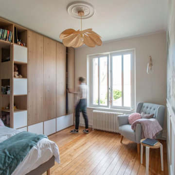 Vue d'ensemble de la chambre lumineuse avec des couleurs tendres et pastels