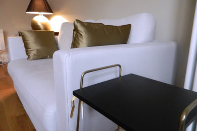 Inspiration pour un grand salon design fermé avec une salle de réception, un mur beige, parquet clair, aucune cheminée et aucun téléviseur.