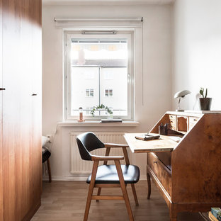 Idéer för stora nordiska arbetsrum, med vita väggar, ljust trägolv och ett fristående skrivbord
