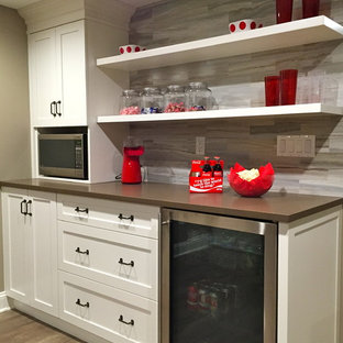 Idéer för stora vintage källare utan fönster, med beige väggar, laminatgolv och grått golv